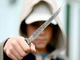 شرطي بزي مدني يشهر سلاحه في وجه منحرف يحمل سيفا ويثير الرعب في الساكنة